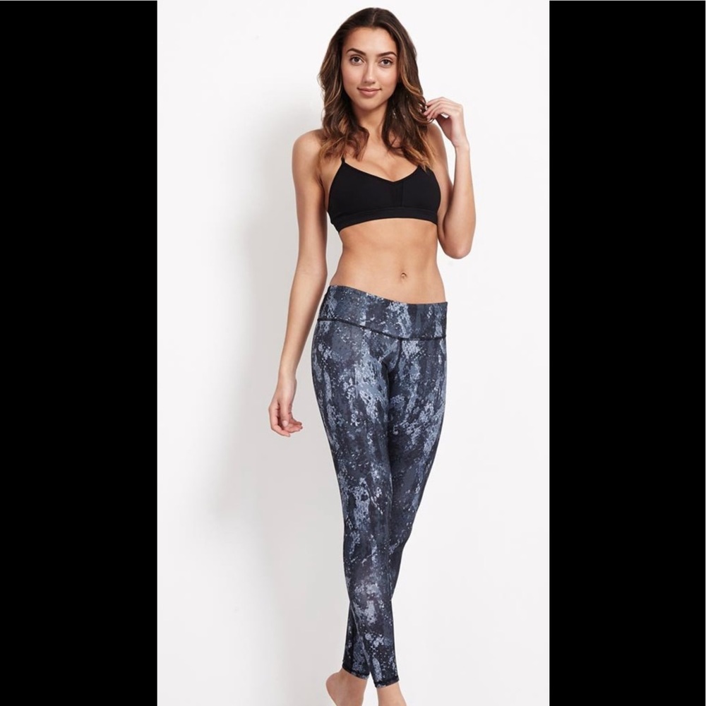 Black Sports Bra and Gray Pattern Leggings Set - Women Intimates & Sleepwear